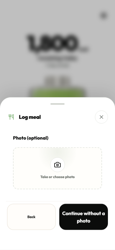 Calotank Premium screen for taking or choosing a meal photo, with an option to continue without one.